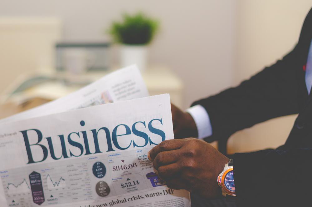 Empresário a ler um jornal