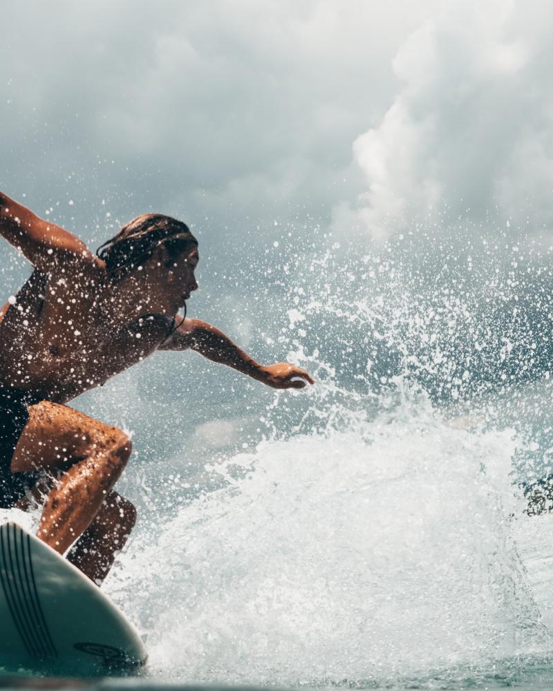 Surfista em ação