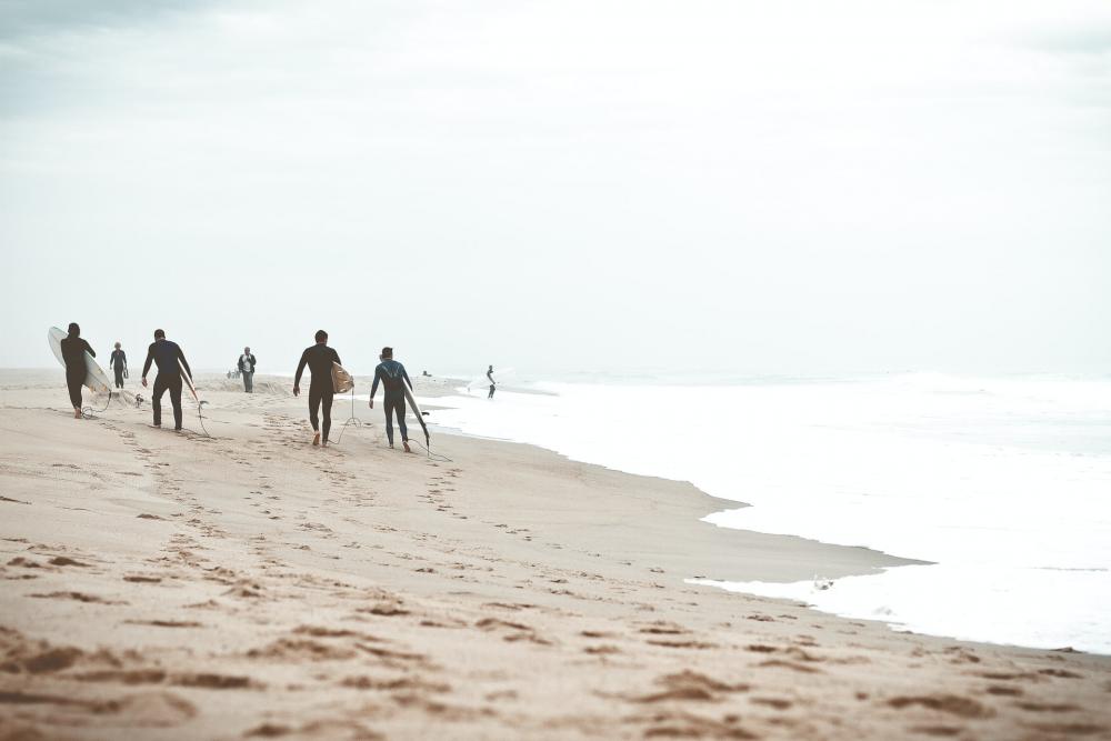 Grupo de surfistas