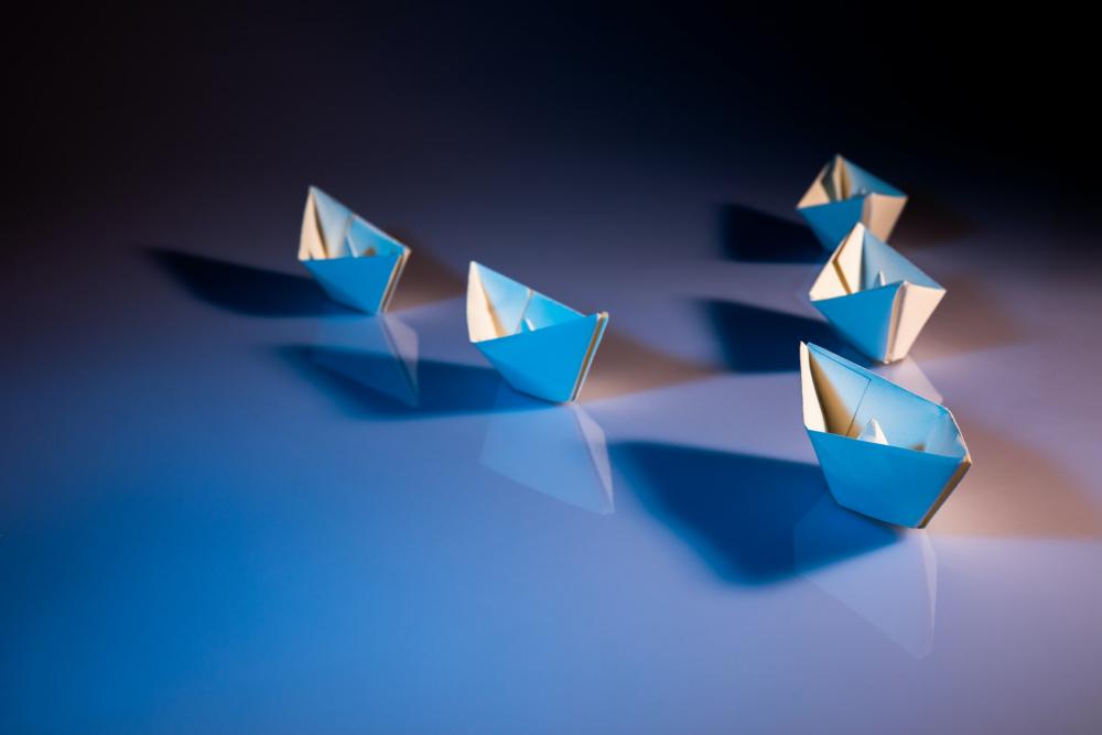 Barcos de papel em formação atrás do líder