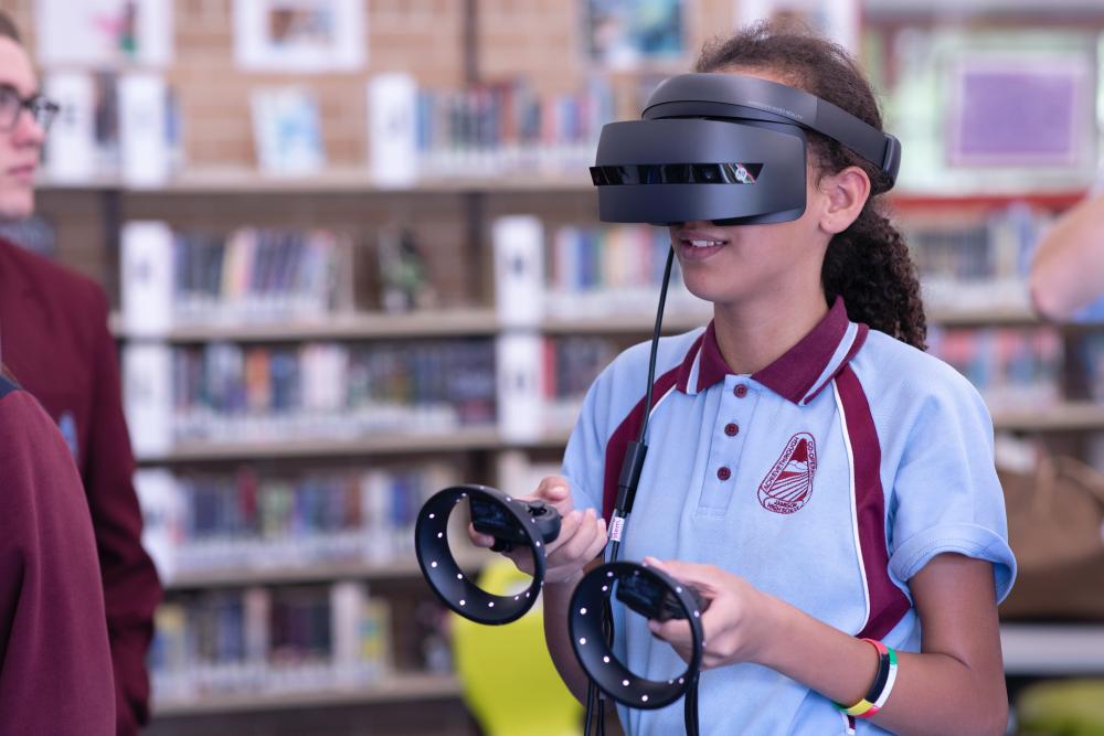 Jovem a experimentar um headset de realidade virtual