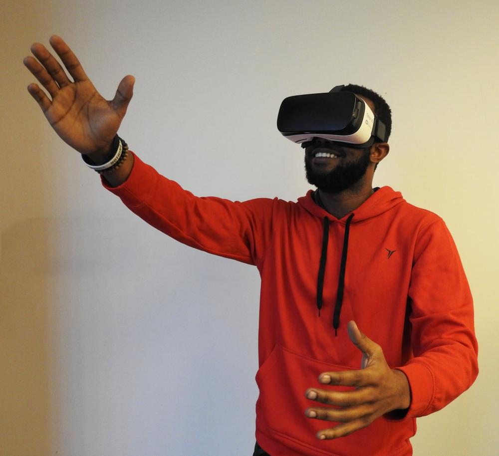 Homem entusiasmado com a experiência da realidade virtual