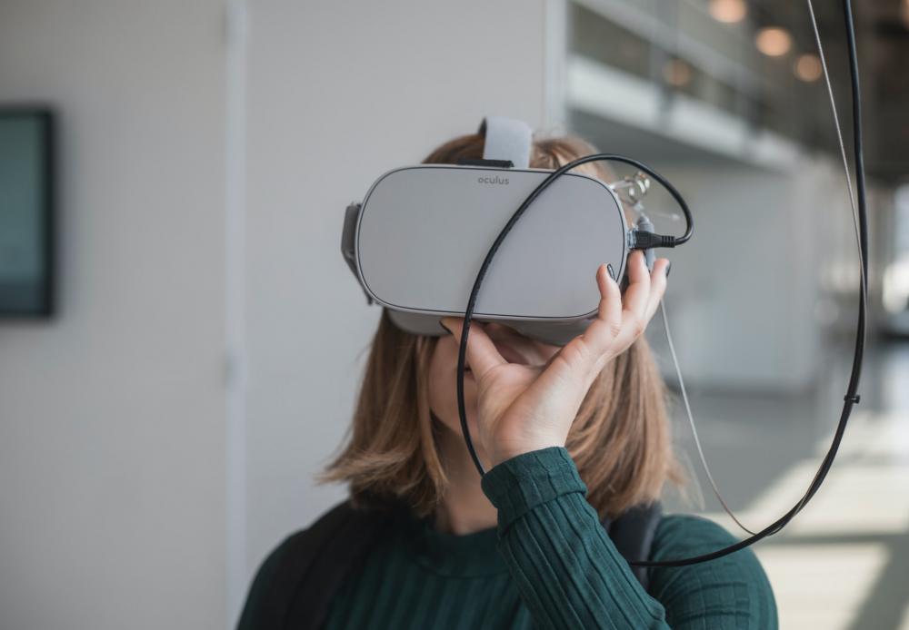 Aluna com dispositivo de realidade virtual