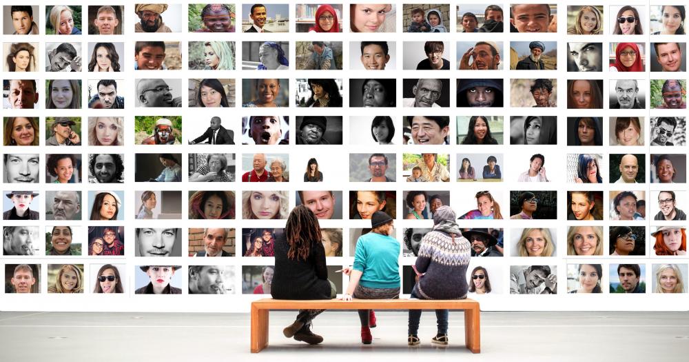 parede com imagens de pessoas