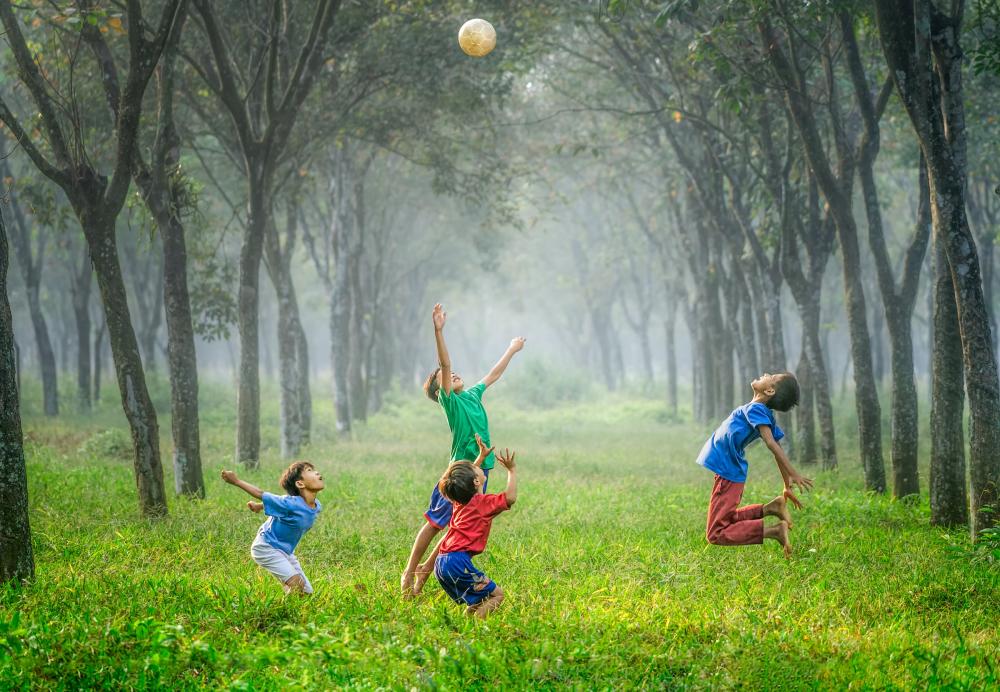 crianças a brincar com bola