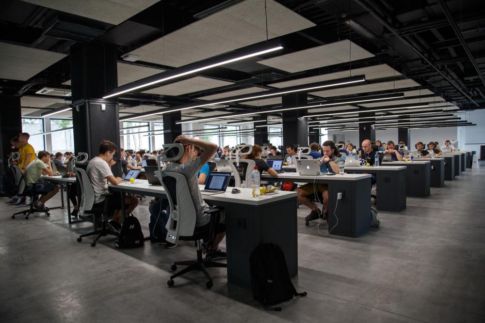 pessoas a trabalhar numa empresa