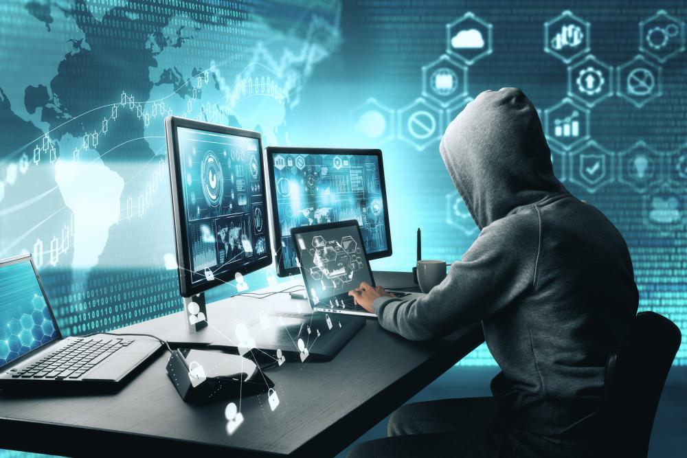 hacker a atuar em frente a um computador