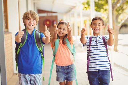 Meninos felizes na escola