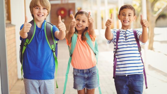 Meninos felizes na escola